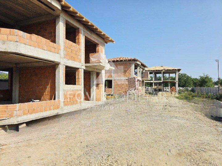 Vilă superbă P+1 Tunari 171mp, 4 camere, curte proprie, 467 mp teren