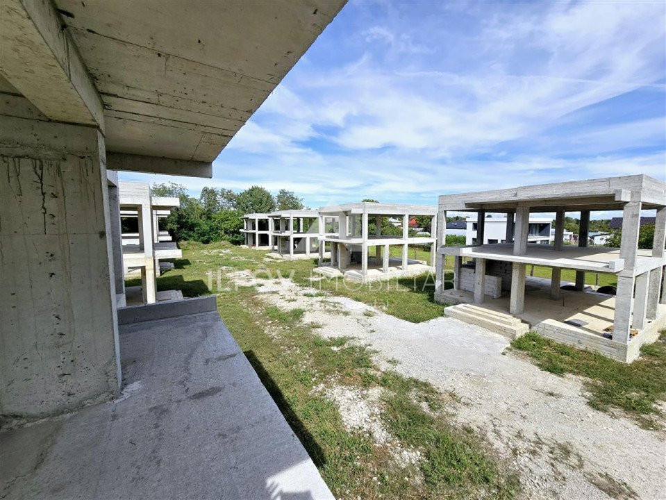 Ansamblu 8 case la structura, 3298mp teren, autorizatie valabila
