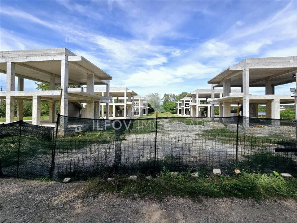 Ansamblu 8 case la structura, 3298mp teren, autorizatie valabila