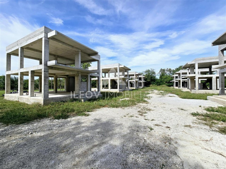 Ansamblu 8 case la structura, 3298mp teren, autorizatie valabila