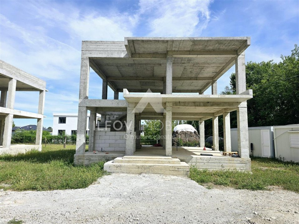 Ansamblu 8 case la structura, 3298mp teren, autorizatie valabila