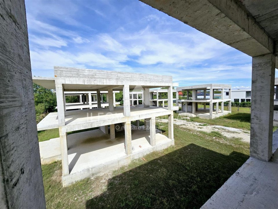 Ansamblu 8 case la structura, 3298mp teren, autorizatie valabila