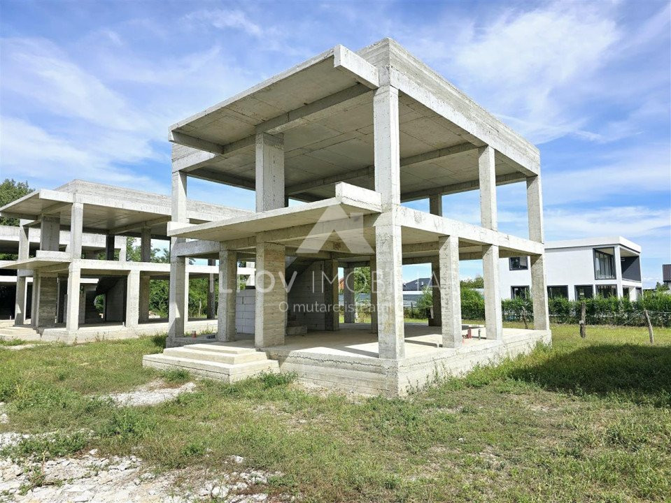 Ansamblu 8 case la structura, 3298mp teren, autorizatie valabila