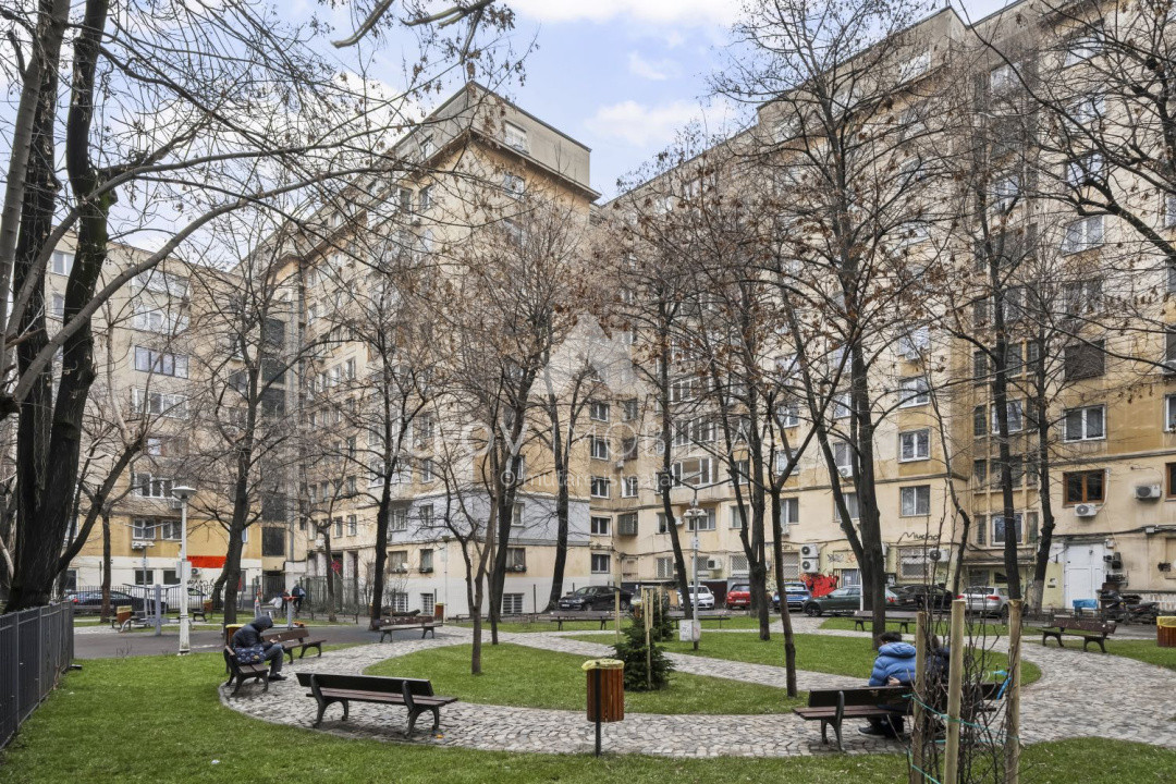 Apartament 3 camere Pța Romană, vedere spre parcul din spate, spațios decomandat
