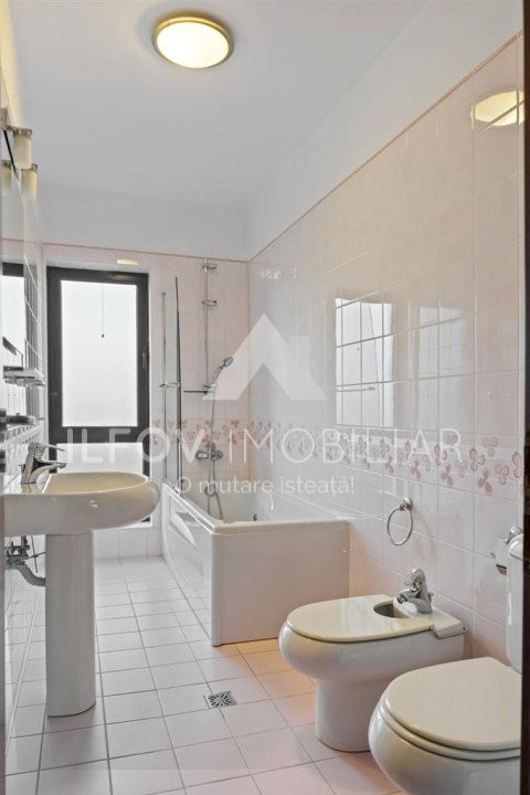 VILA CORBEANCA - LAGUNA ALBASTRA DESIGN DEOSEBIT LANGA PADURE SI LAC